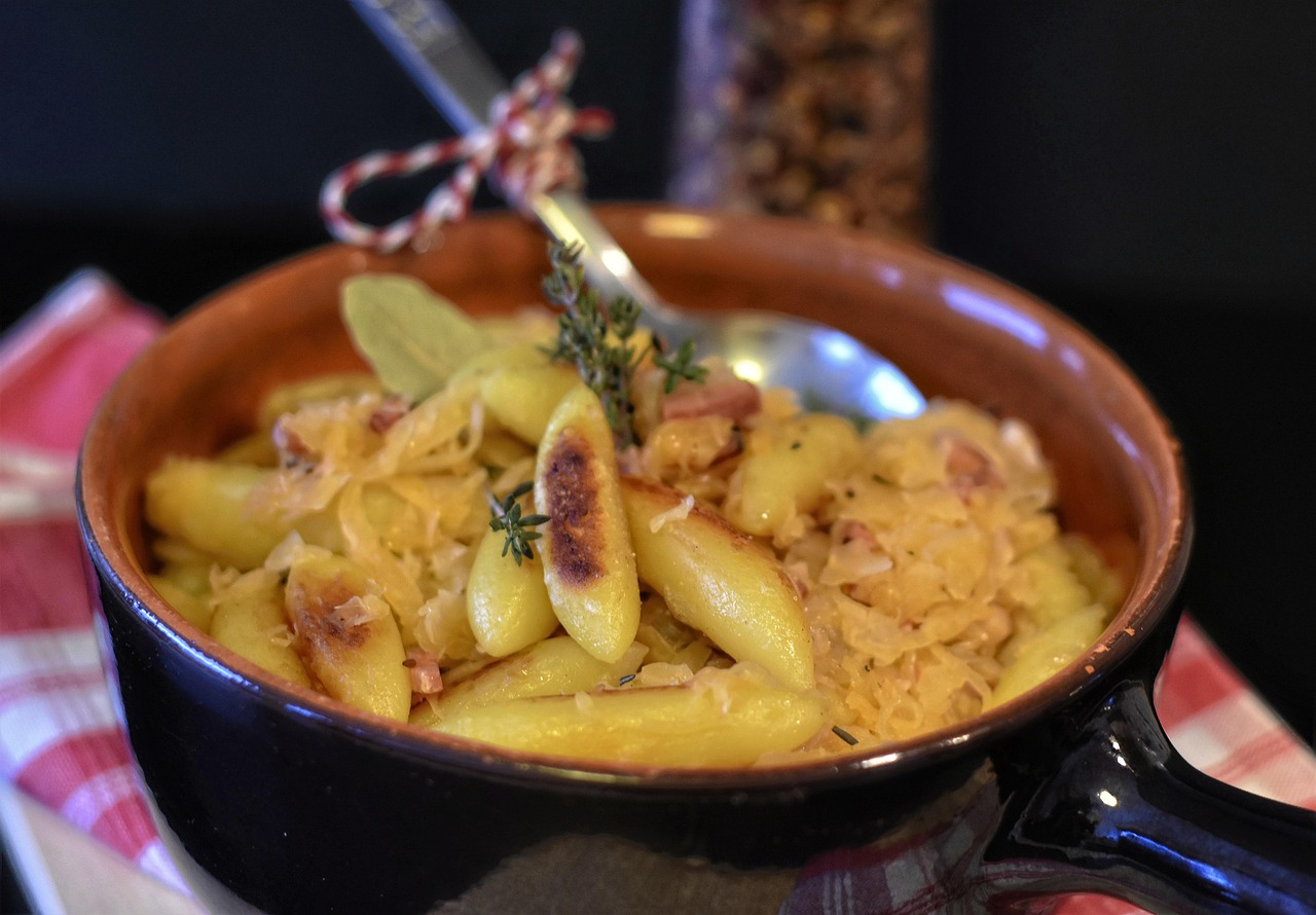 entdecken sie alles über sauerkraut: herstellung, gesundheitliche vorteile und leckere rezepte für die traditionelle deutsche spezialität. erfahren sie, warum sauerkraut so beliebt ist!
