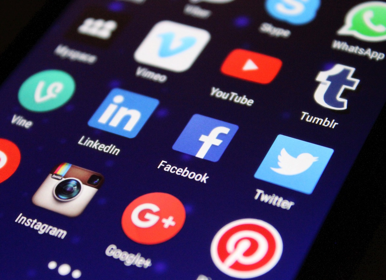 erfahren sie, wie social media algorithmen funktionieren und welchen einfluss sie auf ihre inhalte, reichweite und engagement in sozialen netzwerken haben. tipps zur optimierung ihres profils für mehr erfolg.